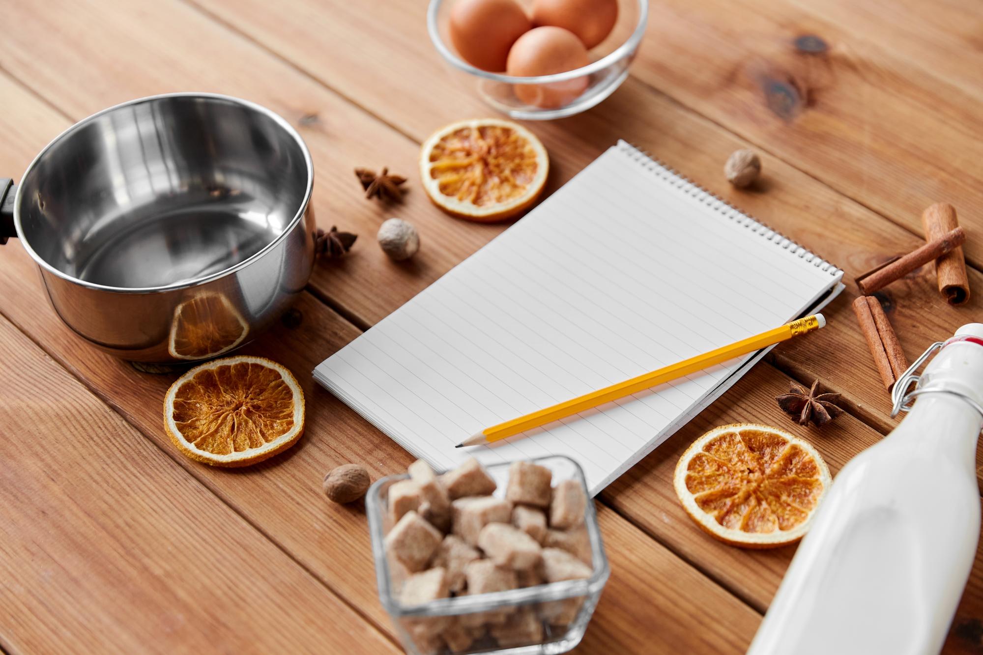 Zbliżenie na stół z narzędziami kuchennymi i notatkami receptury